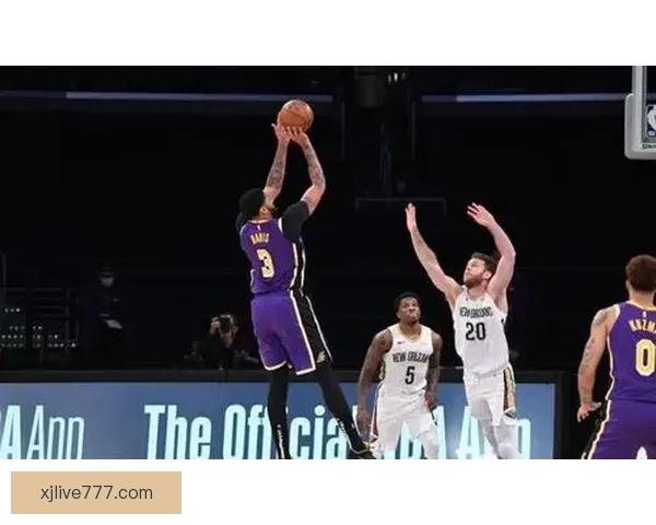 詹姆斯父子打高尔夫遭遇惊险 鳄鱼现身水中老詹勇敢捡球